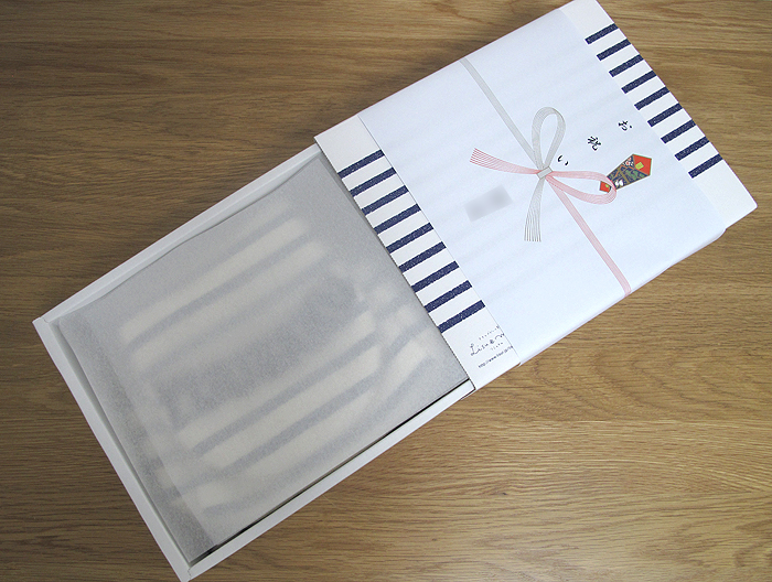 ギフトボックスを開けたところ