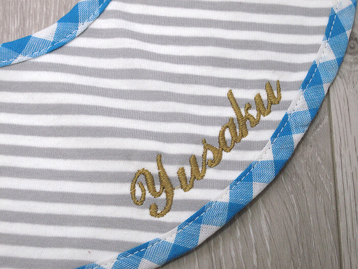 marcheシリーズ「グレイ×ギンガム」の名前入れの様子