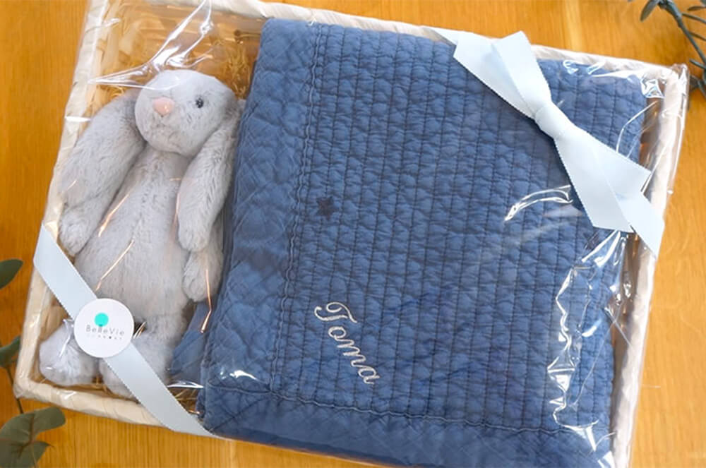 【D BY DADWAY】名入れキルティングマット&ジェリーキャットセット、ギフトラッピングの様子