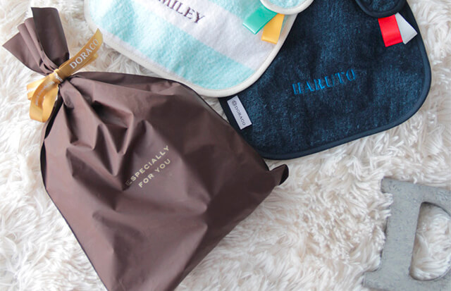 名入れ刺繍できるベビースタイ、ラッピングの様子