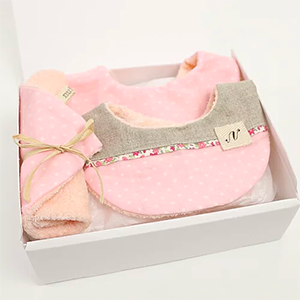 【nuinui】イニシャル入りベビースタイギフト