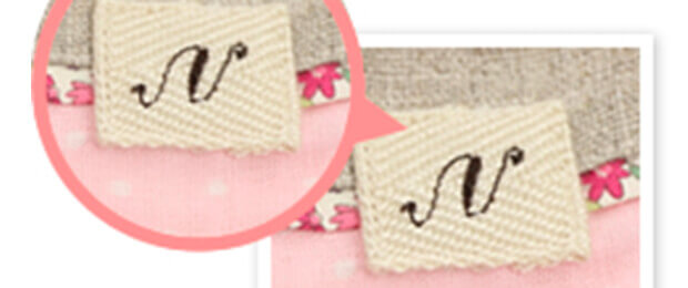 nuinuiイニシャル入りベビースタイギフト、名入れの様子