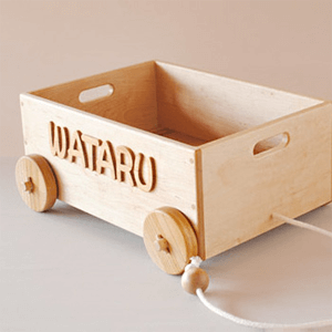 世界にひとつの出産祝い！名前入り車ボックス